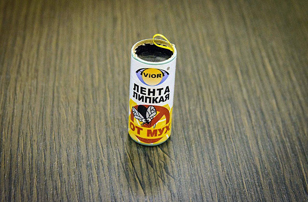 Il nastro adesivo antimosche può essere utilizzato per creare una trappola per cimici.