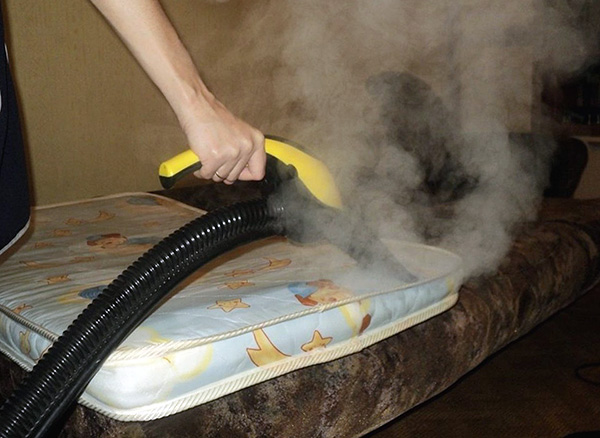 La foto mostra un esempio di trattamento di un materasso con vapore caldo per distruggere le cimici e le loro uova.