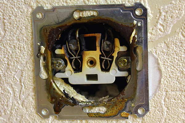 Le cimici possono entrare nell'appartamento dai vicini attraverso le prese elettriche.