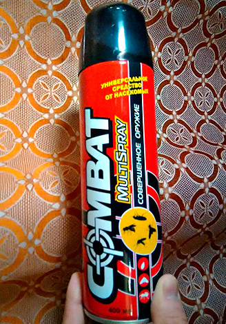 Aerosol Combat Multispray - adatto non solo per la distruzione degli scarafaggi, ma anche per la lotta contro gli insetti volanti.