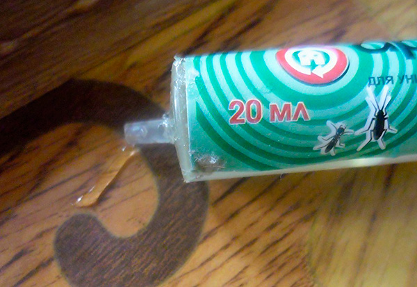Se il gel insetticida si asciuga, diventerà poco attraente per gli scarafaggi e la sua efficacia nel combattere questi parassiti diminuirà drasticamente.