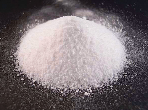 L'acide borique est une poudre cristalline blanche