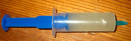 Les gels insecticides sont généralement vendus en seringues ou en tubes.