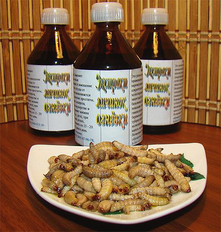 It looks like an extract of moth larvae, or wax moth, on sale. On the plate - the larvae themselves
