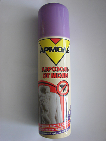 Depois de pulverizar o guarda-roupa com o aerossol Armol, você pode ter certeza de que o precioso casaco de pele estará seguro nele.
