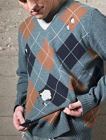 E questo maglione, danneggiato dalle larve, non si salva più.