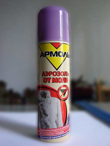 Trattare l'armadio con l'aerosol Armol aiuterà a distruggere le larve di falena che vivono lì, così come le farfalle