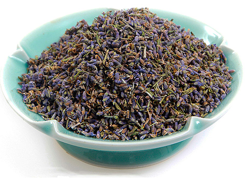 I fiori di lavanda essiccati sono bravi a respingere le tarme