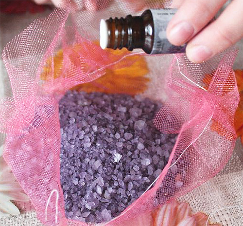 Faça seus próprios sachês repelentes de traças. Tudo que você precisa é de um pedaço de pano, óleo essencial de lavanda e sal marinho.