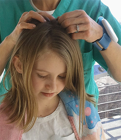 Om undersökningen visar att det finns löss på barnets huvud, bör du inte tveka att ta bort dem. Men vad är det bästa sättet att göra detta?