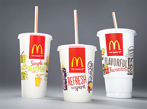 Per preparare una trappola per cimici fai-da-te, avrai bisogno di due bicchieri McDonald's di diverse dimensioni.