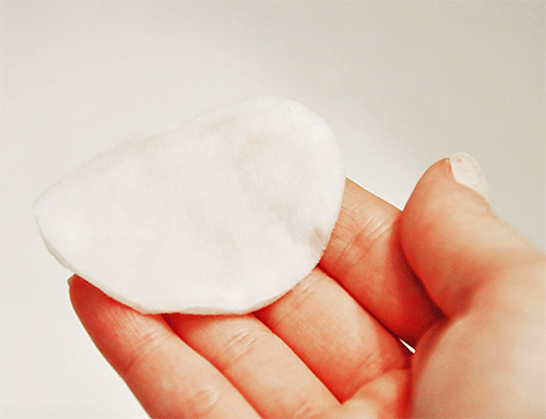 Le produit est appliqué avec un coton ou un coton-tige sur toute la longueur des cheveux.