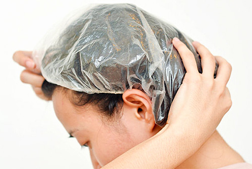 Après avoir appliqué de l'eau hellébore sur votre tête, vous devez tenir vos cheveux sous un foulard ou une casquette pendant un certain temps.