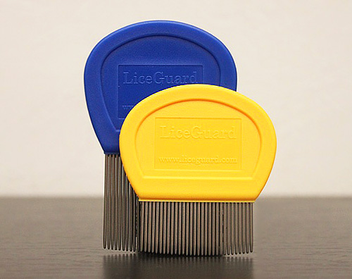 Un pack contient deux peignes LiceGuard pour différents types de cheveux