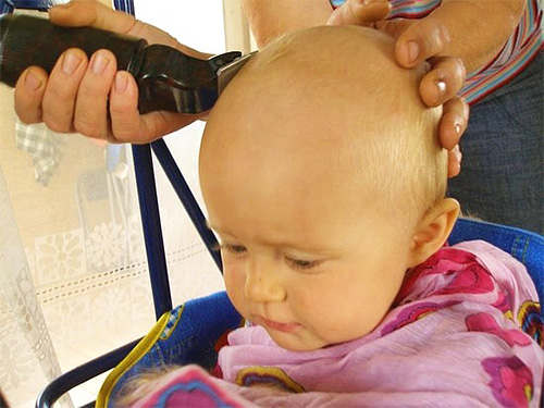 Le moyen le plus simple et le plus efficace de se débarrasser des parasites dans les cheveux est de raser les zones infectées du corps.