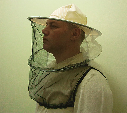 Don't forget to wear a beekeeper's mask and long-sleeved clothing when starting to kill hornets.