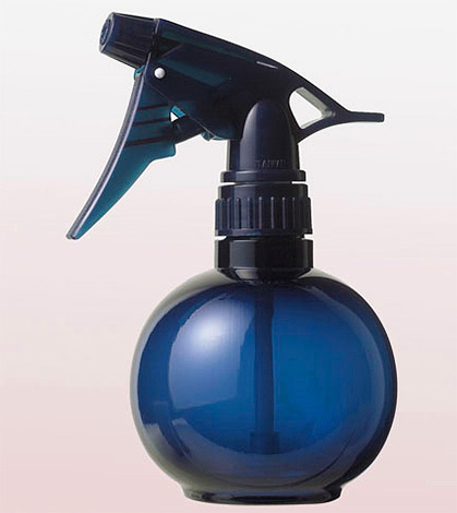 È meglio quando il rimedio per le cimici è già confezionato in lattine o dopo la diluizione può essere spruzzato usando un flacone spray convenzionale.