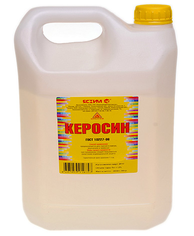 Необходимо е да използвате керосин, за да унищожите гнездото на стършелите много внимателно, за да не пострадате и да не запалите околните сгради и дървета.