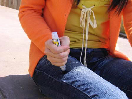 The autoinjector can be used directly through clothing.