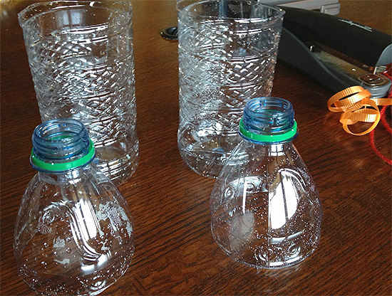 Pour fabriquer un piège, il faut d'abord couper le tiers supérieur d'une bouteille en plastique...