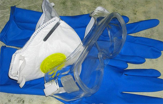 Ao trabalhar com inseticidas, certifique-se de usar equipamentos de proteção individual.
