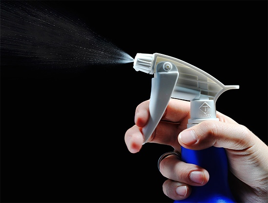 Mas ao usar uma pistola de pulverização convencional, o aerossol inseticida acaba sendo relativamente grosso e se instala rapidamente.