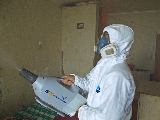 A foto mostra um exemplo de processamento de um apartamento usando o método de névoa fria.