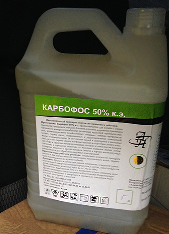 Karbofos v tekutej forme (takzvaný emulzný koncentrát).