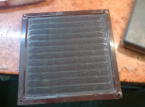 Per evitare che cimici, scarafaggi e altri insetti dei vicini entrino nella stanza, è possibile installare una griglia a maglia fine sul foro di ventilazione.