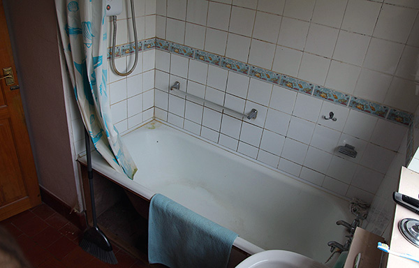 L'elevata umidità nell'appartamento (ad esempio, nel bagno, nella toilette) è un fattore favorevole per l'esistenza dei pidocchi di legno qui.