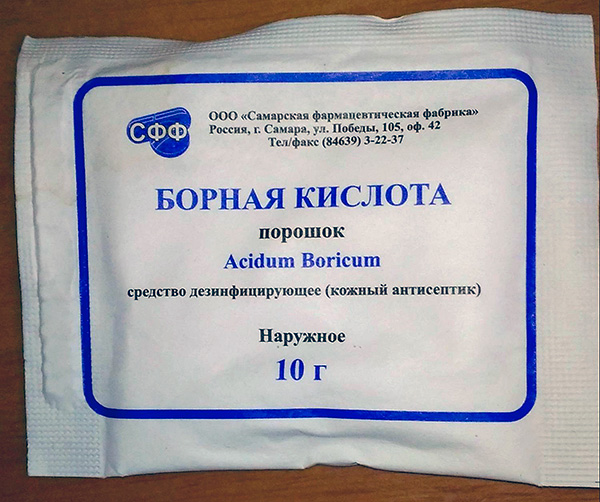 La polvere di acido borico è altamente tossica per gli scarafaggi e può essere facilmente acquistata in qualsiasi farmacia.