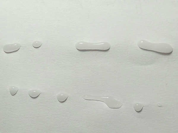 Na fotografii sú kvapky insekticídneho gélu nanesené na podkladový papier.
