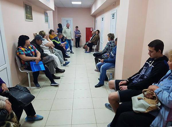 It is unlikely that dozens of patients waiting for a doctor will be happy with another person in line who just needs to remove the tick from the skin.