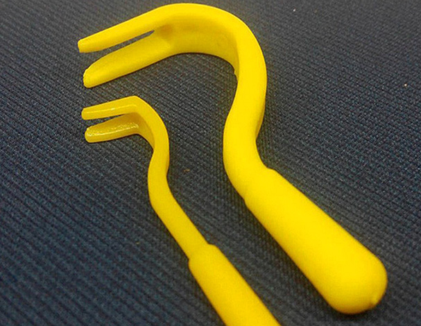 Muitas vezes, esses ganchos são vendidos em dois tamanhos - para remover parasitas grandes e pequenos.