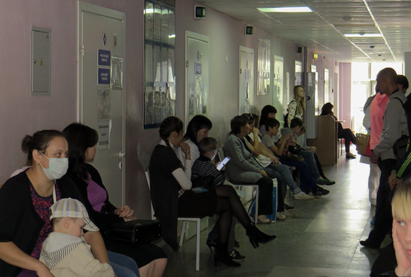 La file d'attente dans une clinique ordinaire de la ville.