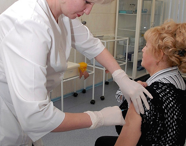 Un adulte devra mettre plusieurs injections d'immunoglobuline dans différentes parties du corps.