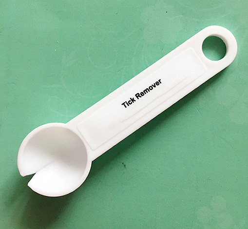Colher especial para remover carrapatos.
