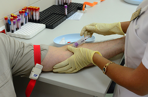 Se houver suspeita de encefalite transmitida por carrapatos, um hemograma completo é realizado.