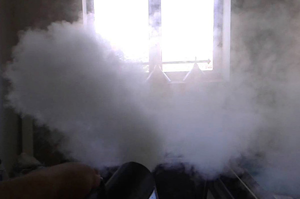 O vapor que contém o inseticida enche toda a sala, incluindo locais de difícil acesso, onde os ninhos de percevejos podem estar.