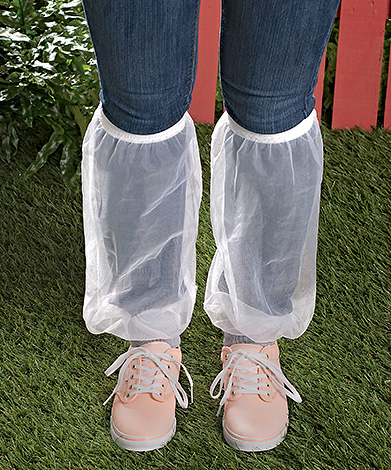 Les guêtres anti-tiques peuvent être portées par-dessus un pantalon.